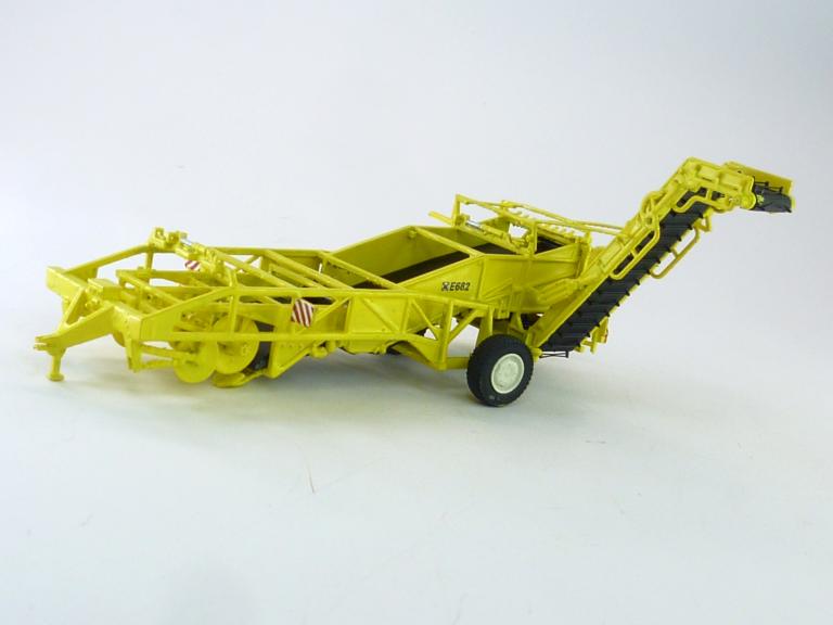Kartoffelrodelader Fortschritt E682 gelb Arbeitsstellung 1/32